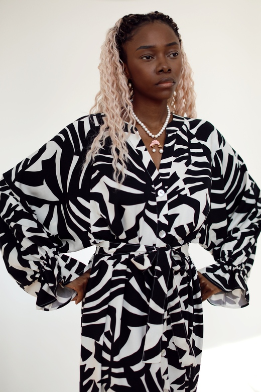 «Weekend Dress» из струящейся вискозы с абстрактным принтом