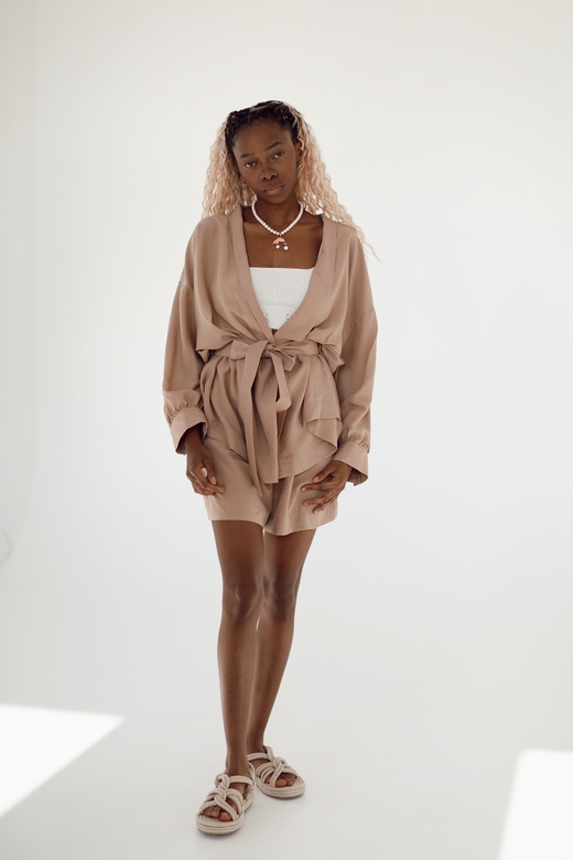 Костюм из вискозы песочного цвета (кимоно на поясе с шортами)