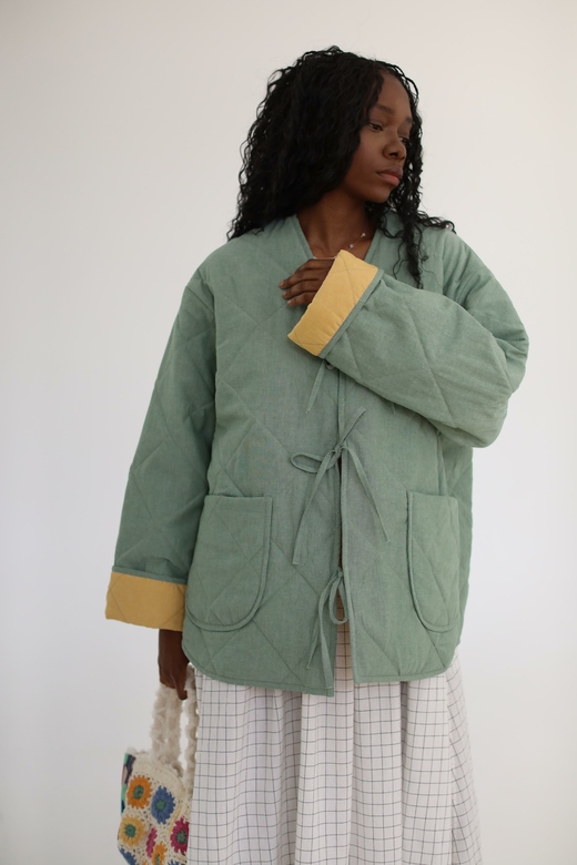 Стеганый жакет  из 100% хлопка зеленого цвета на желтой подкладке