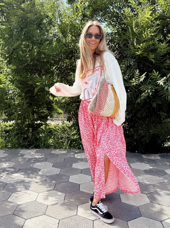 Юбка из лёгкой вискозы с мелким цветочным принтом.