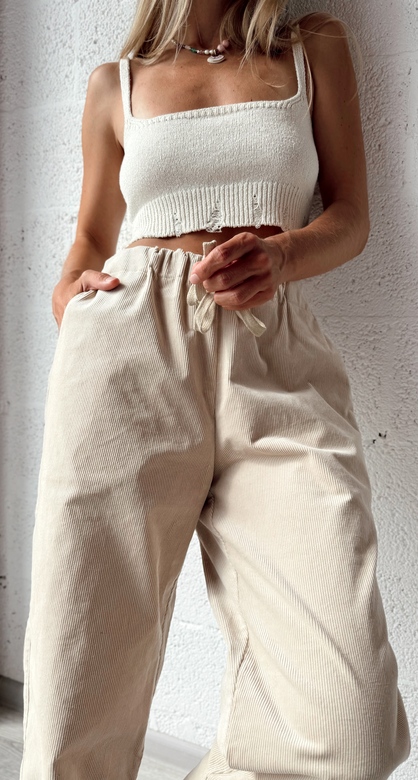 Брюки из хлопкового вельвета молочного цвета.