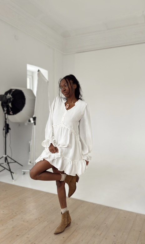 Платье «Sunny Queen» mini из бархатистой купры белого цвета