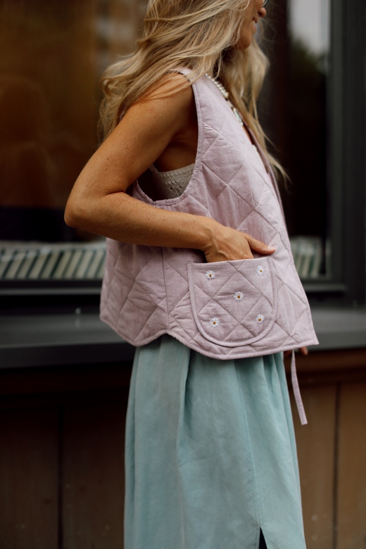 Стёганый жилет из хлопка лилового цвета c вышивкой «Ромашки»