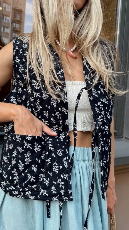 Стёганый жилет из мягкой фланели чёрного цвета с цветочным принтом