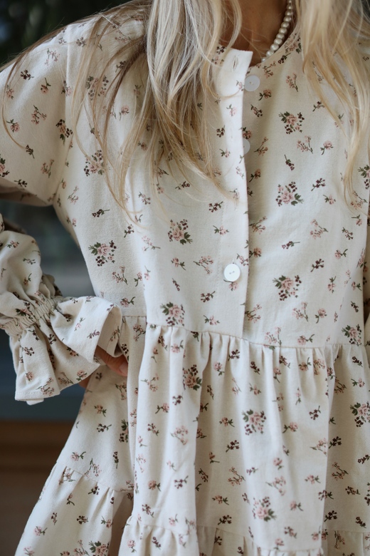 Пышное платье из мягкой фланели c цветочным аксентом