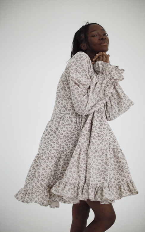 Пышное платье из мягкой фланели бежевого цвета c контрастным принтом