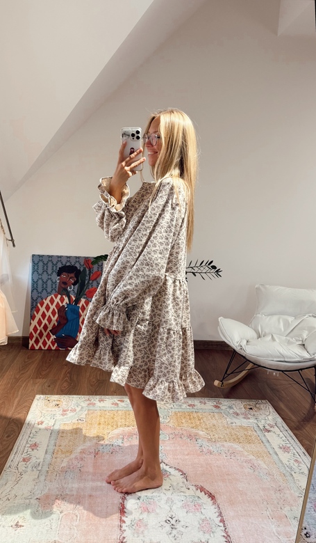 Пышное платье из мягкой фланели бежевого цвета c контрастным принтом