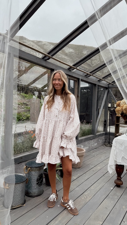 Пышное платье из мягкой фланели пудово-розового цвета с цветочным принтом