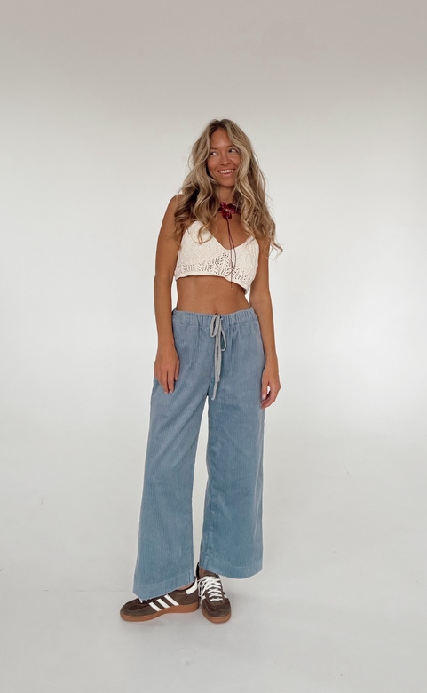 Укорочённые брюки из хлопкового вельвета голубого цвета