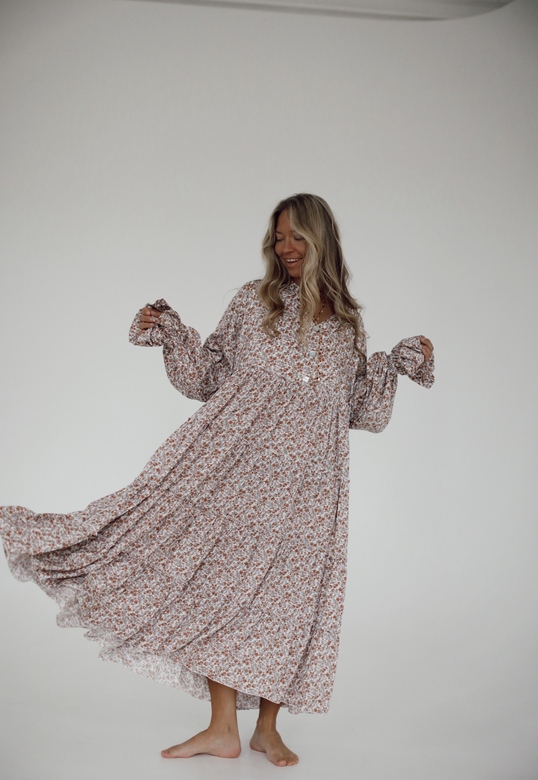 Платье  «Пудра» в длине midi с цветочным акцентом