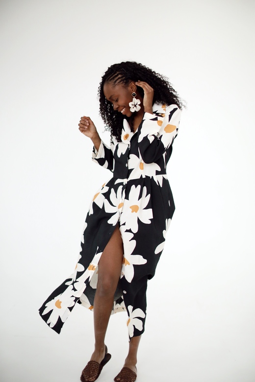 Платье «Кармен» из чёрной вискозы с цветочным акцентом