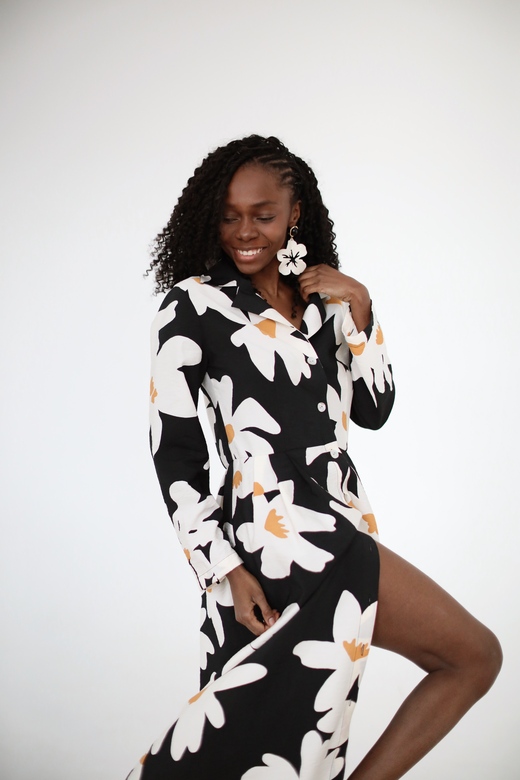 Платье «Кармен» из чёрной вискозы с цветочным акцентом