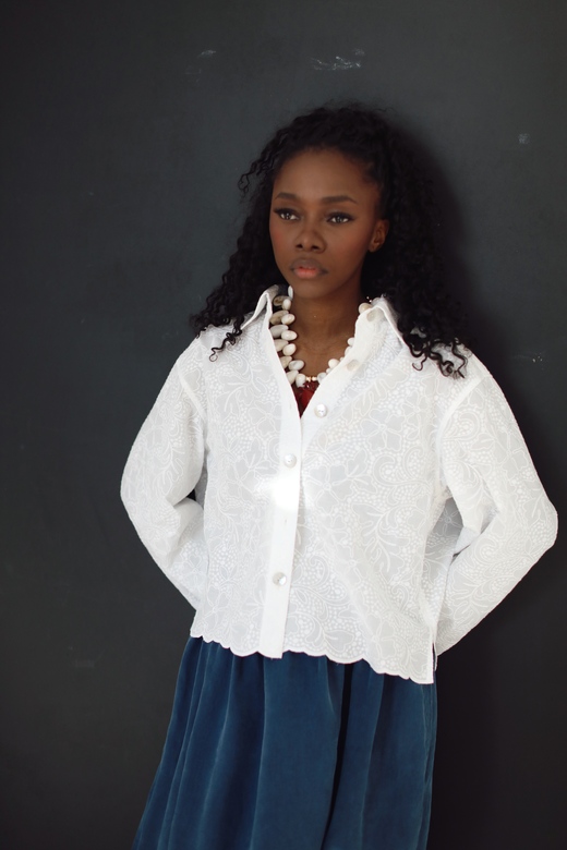 Укороченная рубашка из белого хлопка с вышивкой