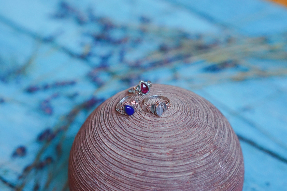 Серебряные кольца с гранатом, лазуритом и лунным камнем