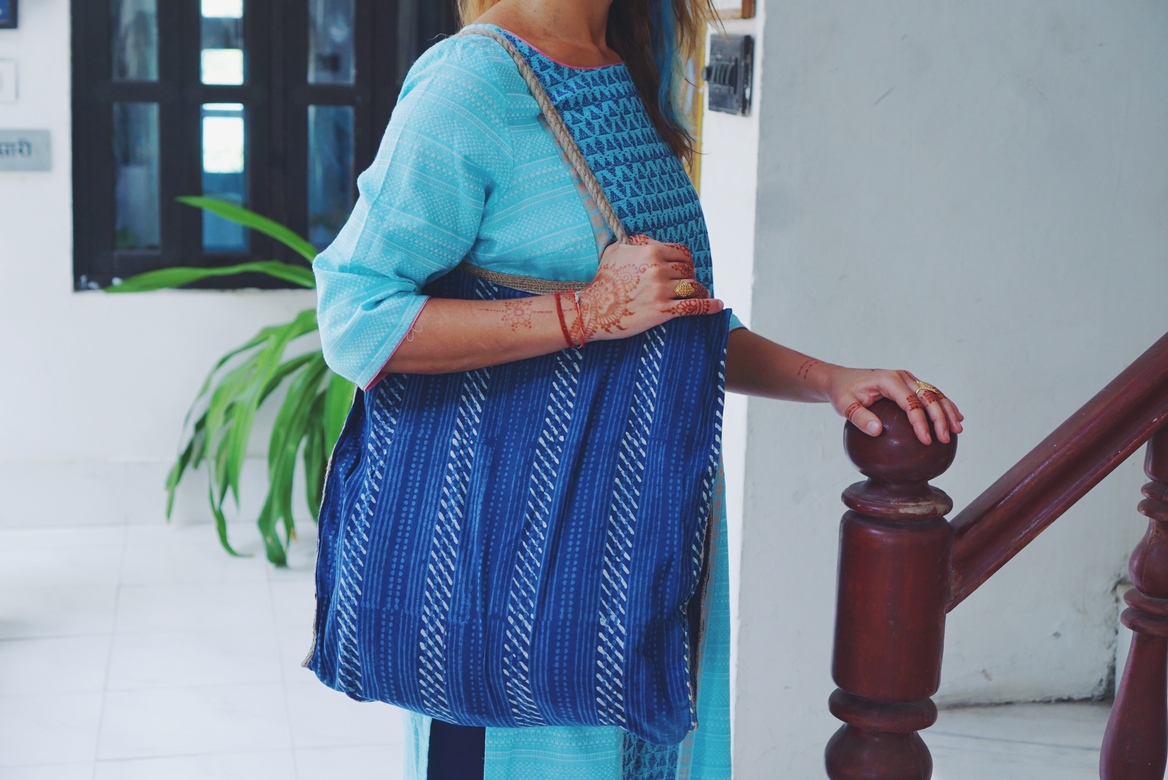 Синяя сумка на ручках-верёвках