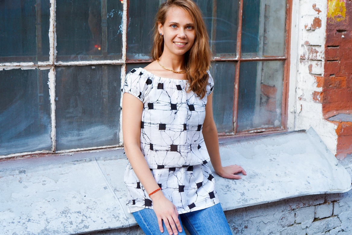 Чёрно-белая блузка с геометрическим рисунком