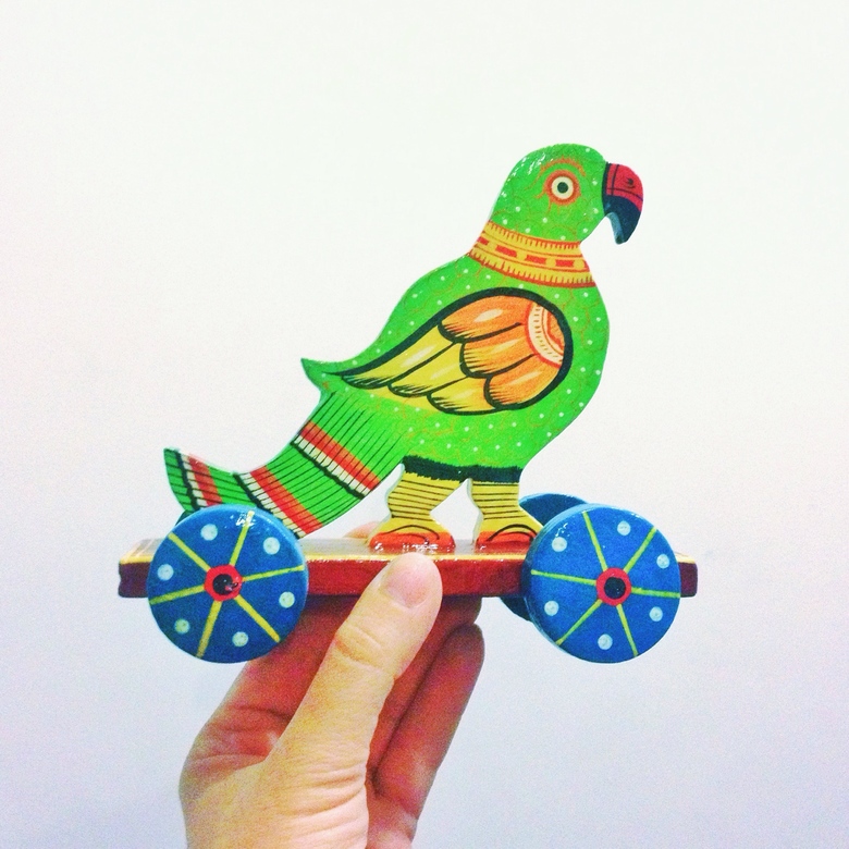 Игрушка зелёный попугай