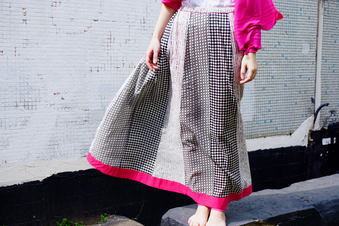 Чёрно-белая юбка с розовой каймой