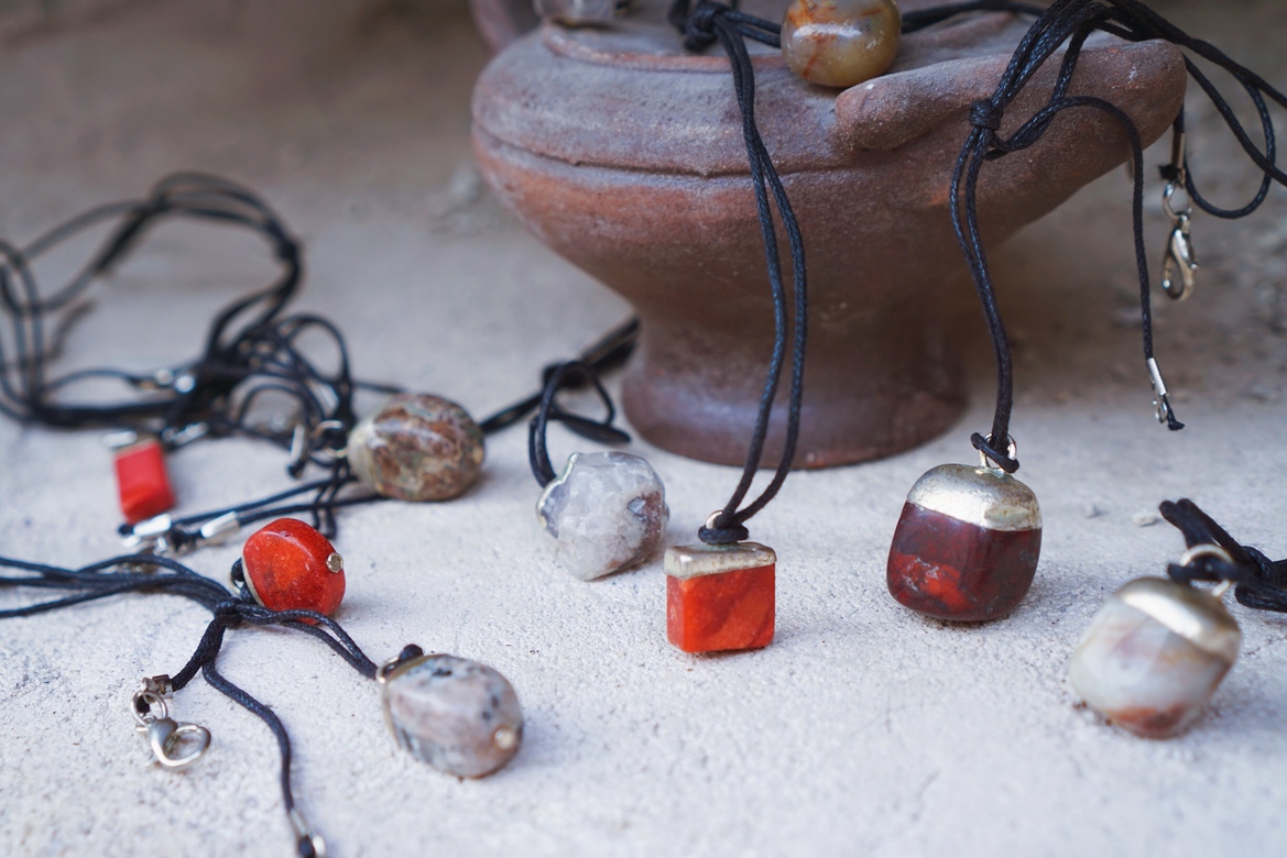 Маленькие подвески из натуральных камней