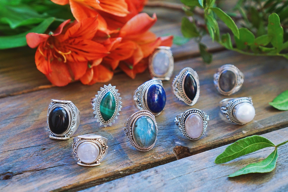 Крупные серебряные кольца с натуральными камнями