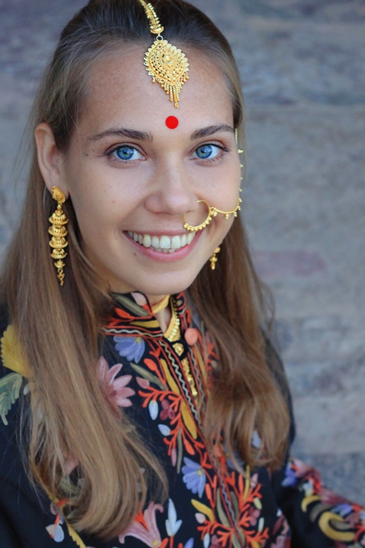 Традиционные индийские украшения золотого цвета