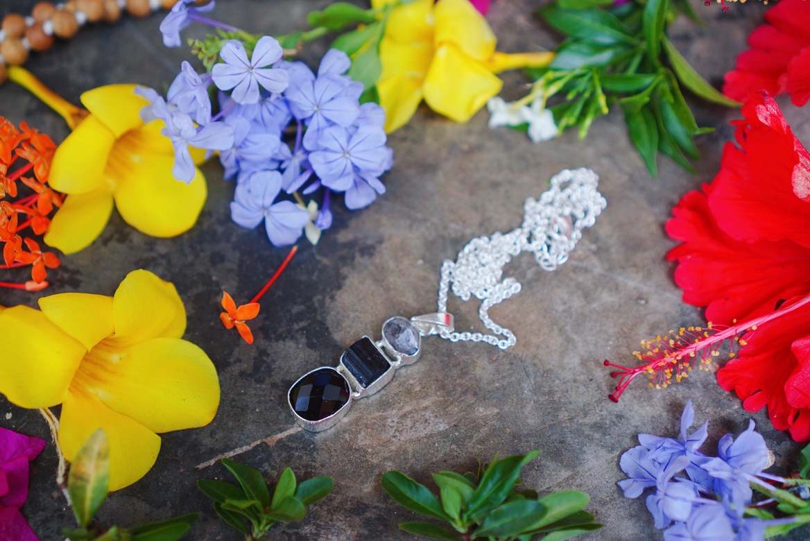 Кулон из натуральных камней