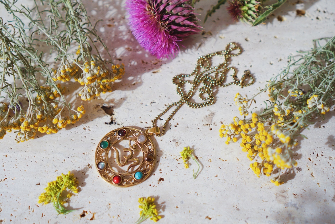 Кулон со знаком Ом и 7 чакрами