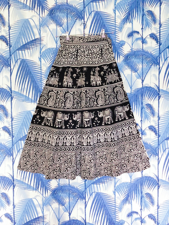 Длинная чёрно-белая юбка на запахе