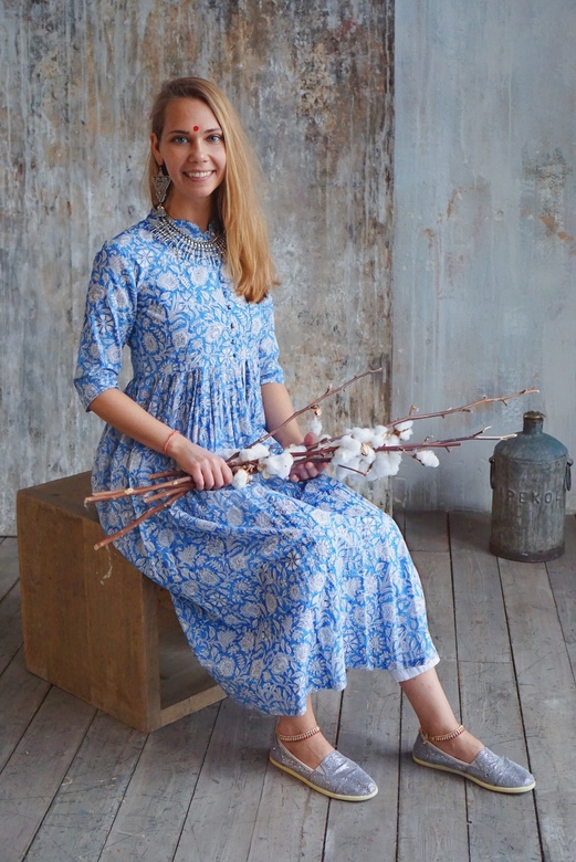 Голубое платье с цветочным рисунком, S