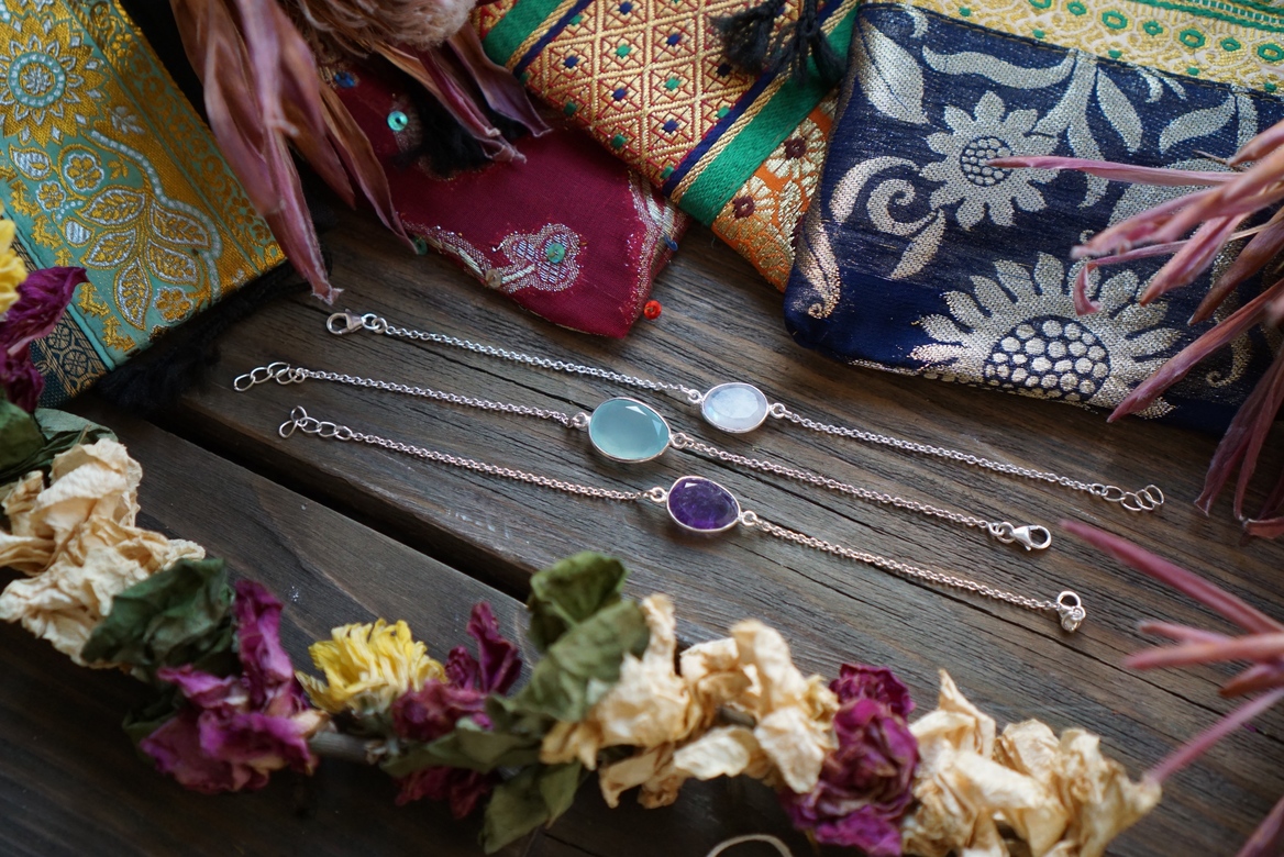 Серебряные браслеты с лунным камнем, аметистом и халцедоном