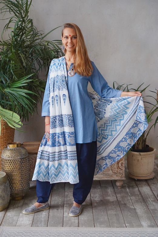 Белая с голубым рисунком шаль