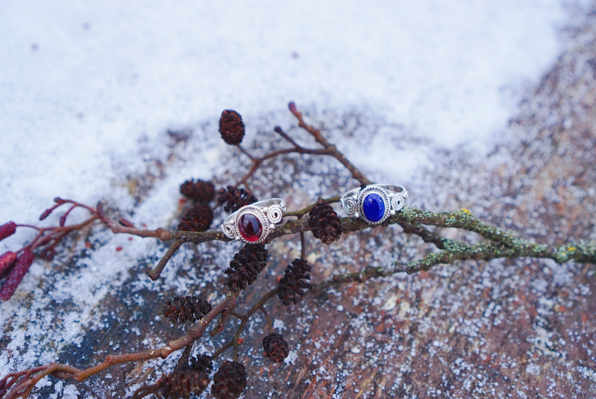 Серебряные кольца с гранатом и лазуритом