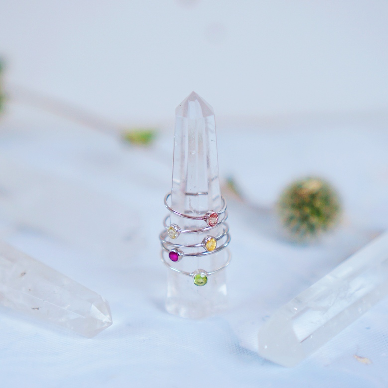 Тонкие серебряные кольца с камнями