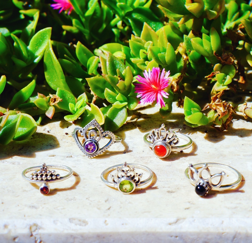 Серебряные кольца с узорами и камнями