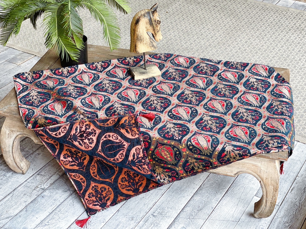 Тёмно-синяя с золотым узором скатерть