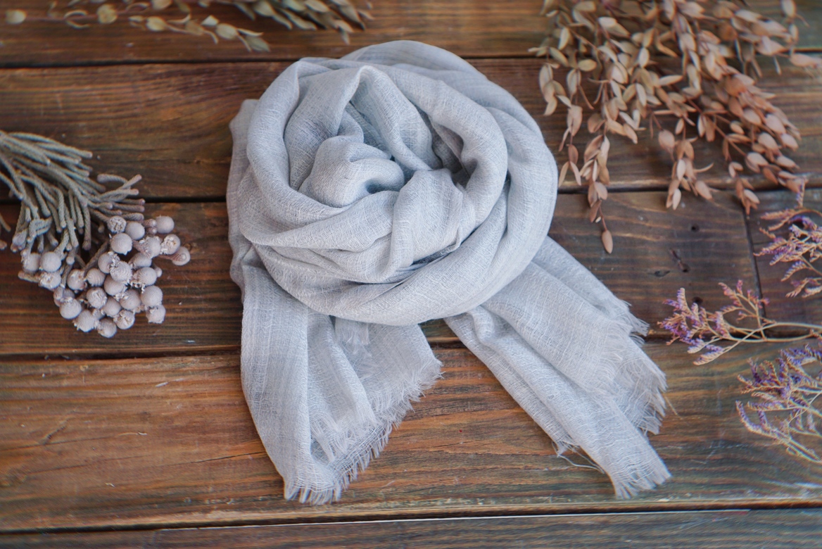 Светло-серый шерстяной шарф