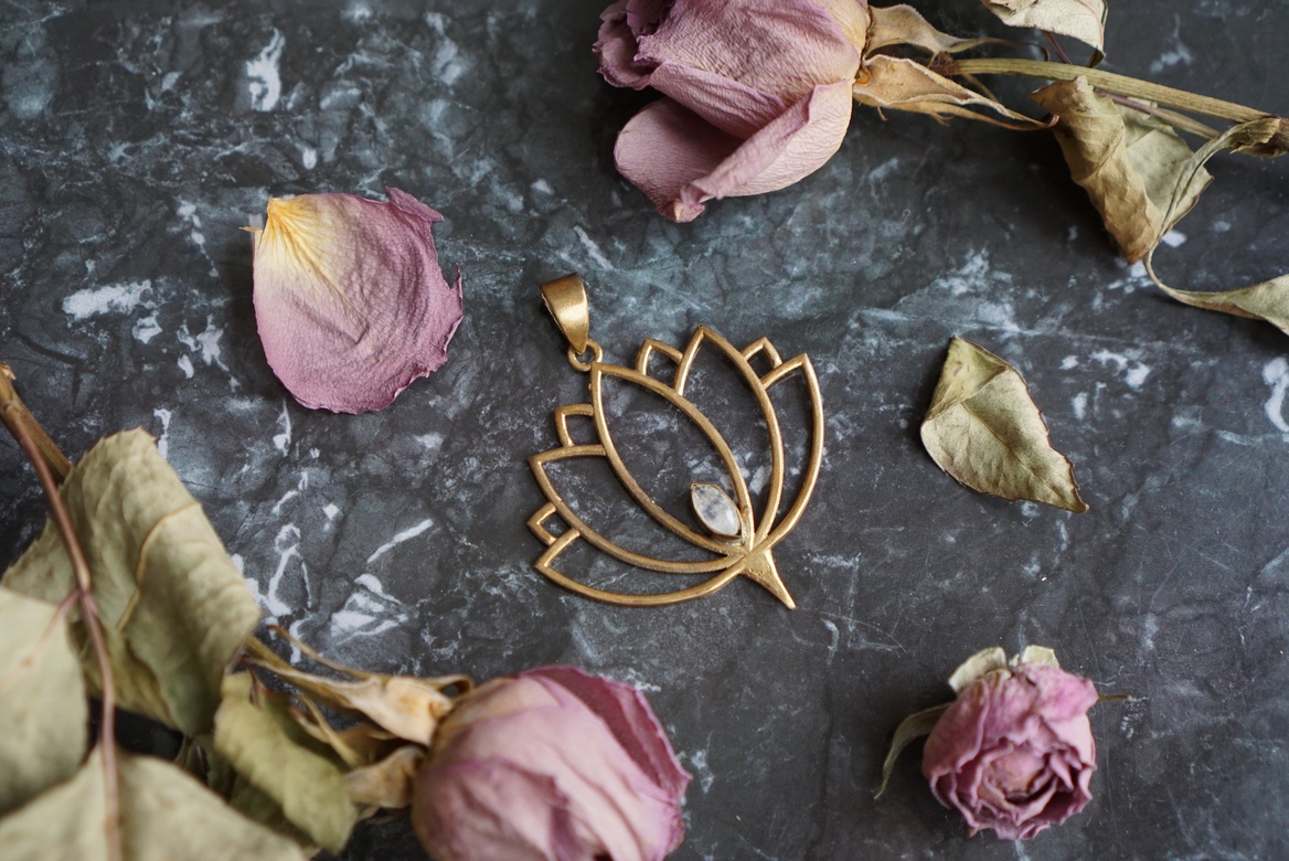 Кулон лотос с лунным камнем