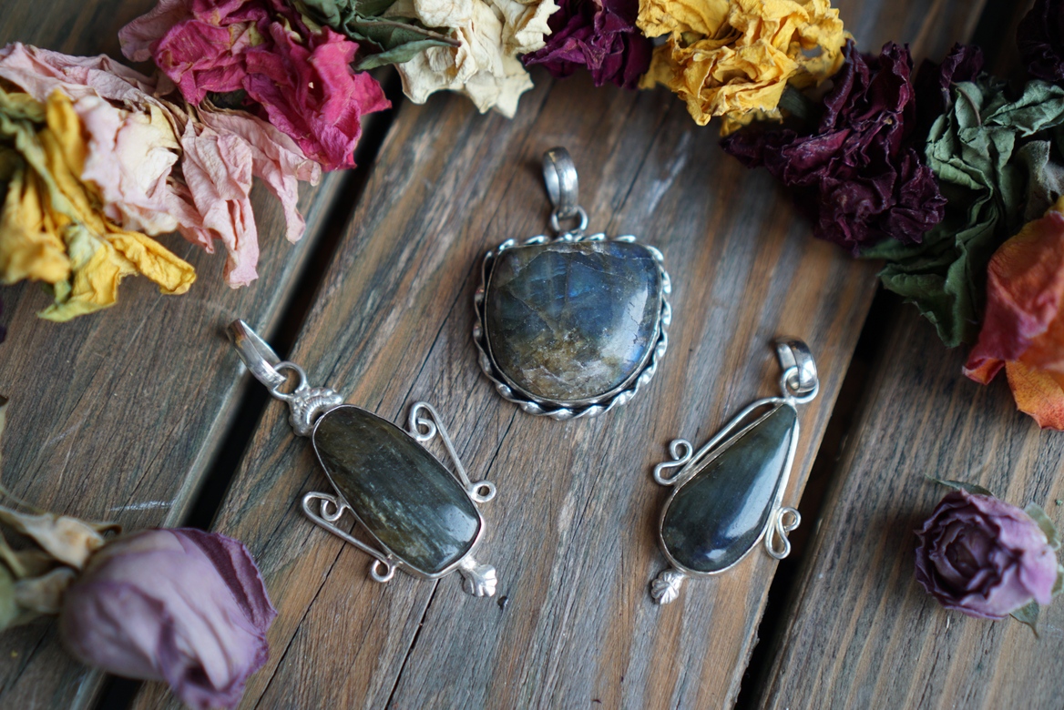 Крупные кулоны с лабрадоритом