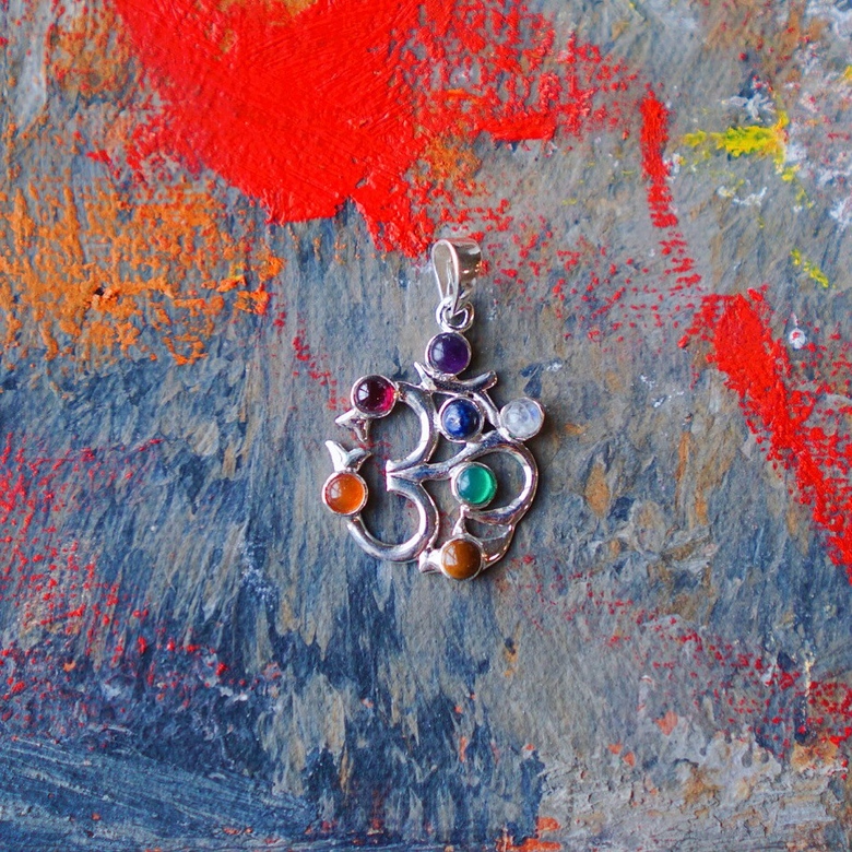 Серебряный Ом с чакрами