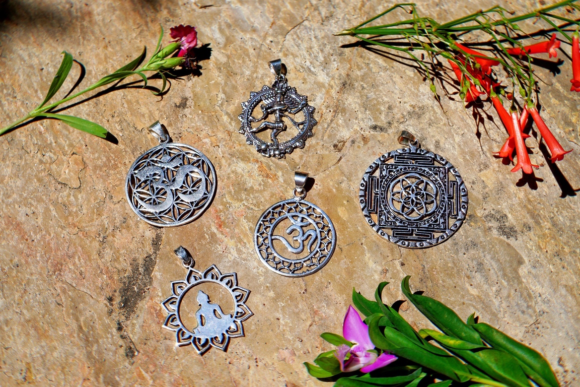 Круглые кулоны с янтрами и божествами