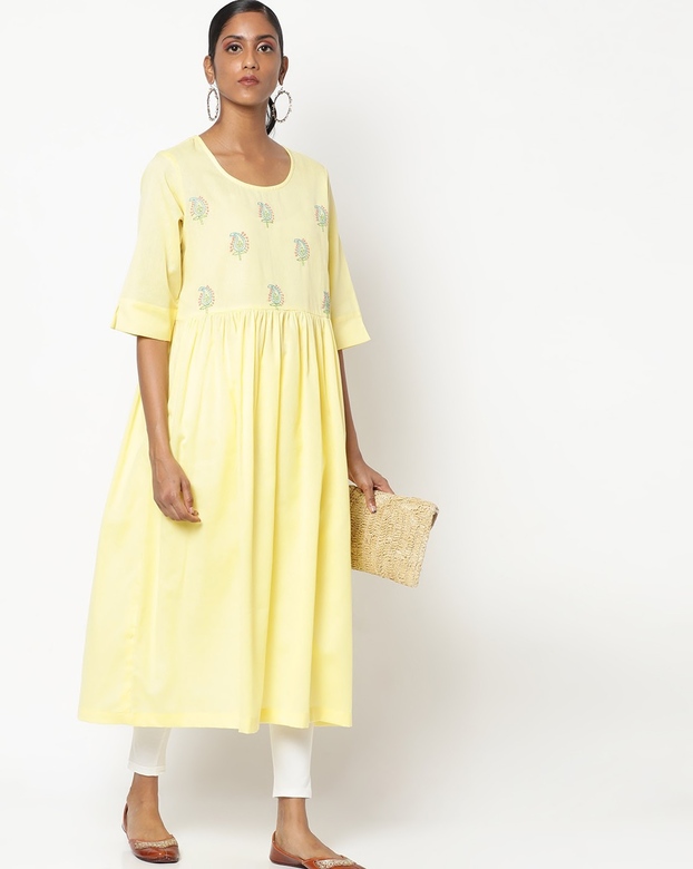 Жёлтое платье с вышивкой на груди, М