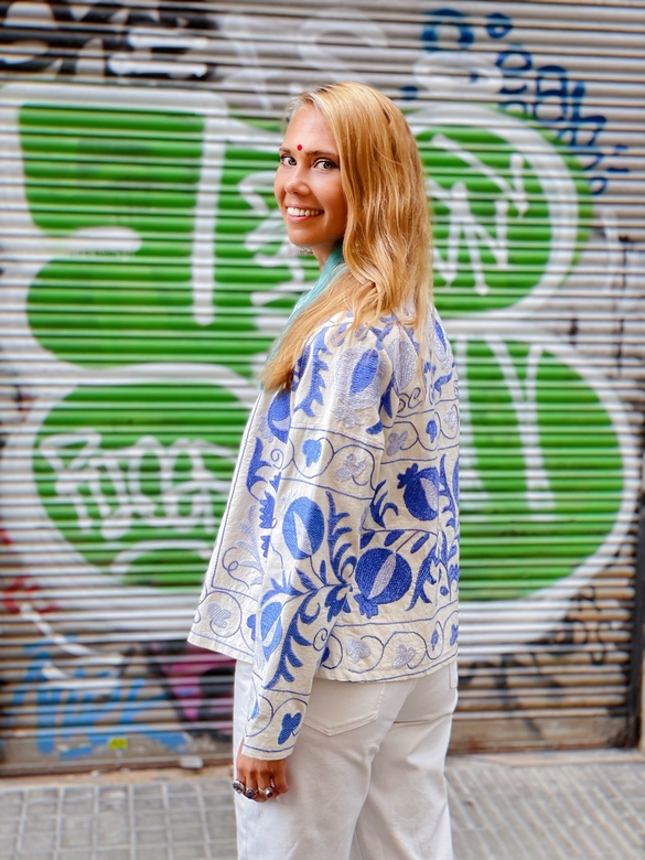 Светлый жакет с голубой вышивкой