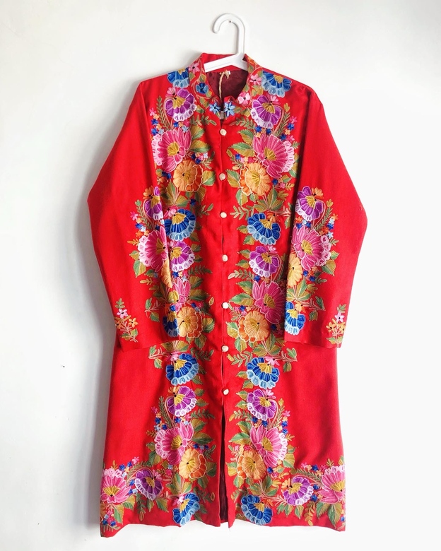 Красный шерстяной жакет с вышивкой