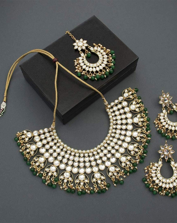 Набор украшений с зелёными бусинами