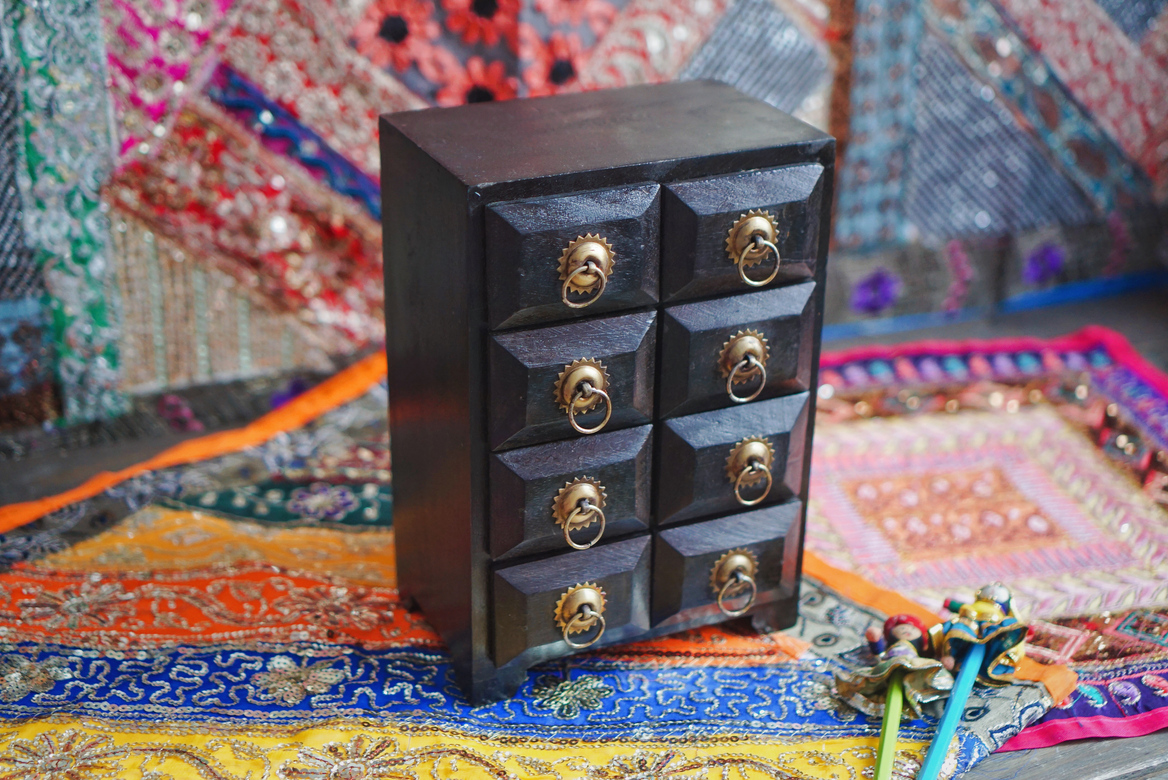 Деревянный комод с 8 ящиками