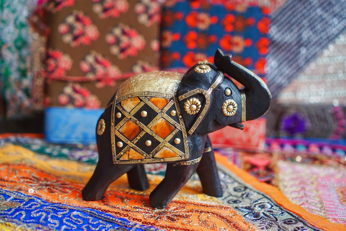 Деревянный слон с отделкой латунью