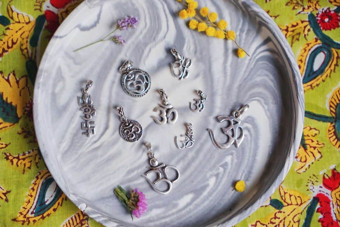 Серебряные кулоны ОМ