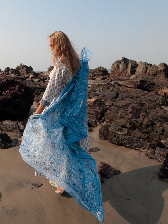 Голубой палантин с набивным рисунком