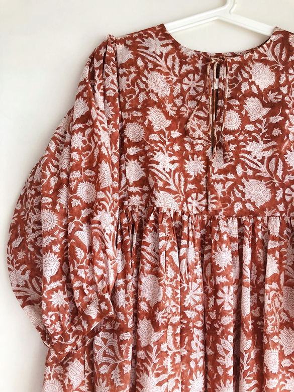 Коричневое платье с цветочным рисунком