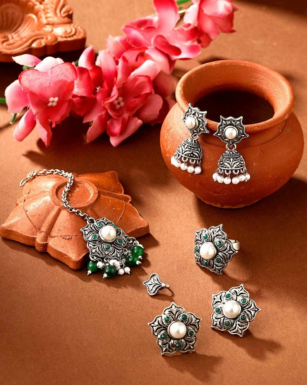 Комплект серебряного цвета